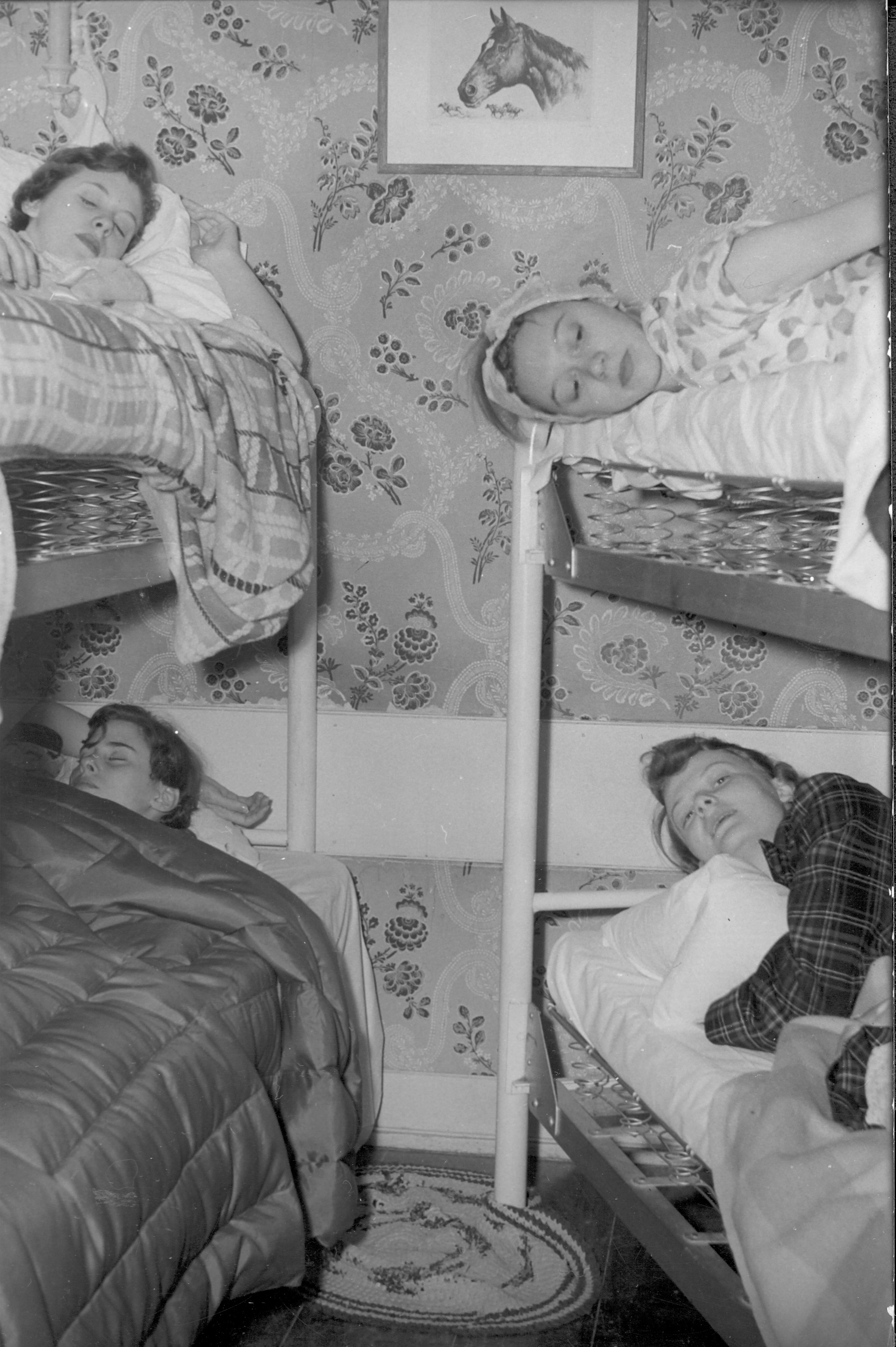 4GirlsSleepingInBunkbeds